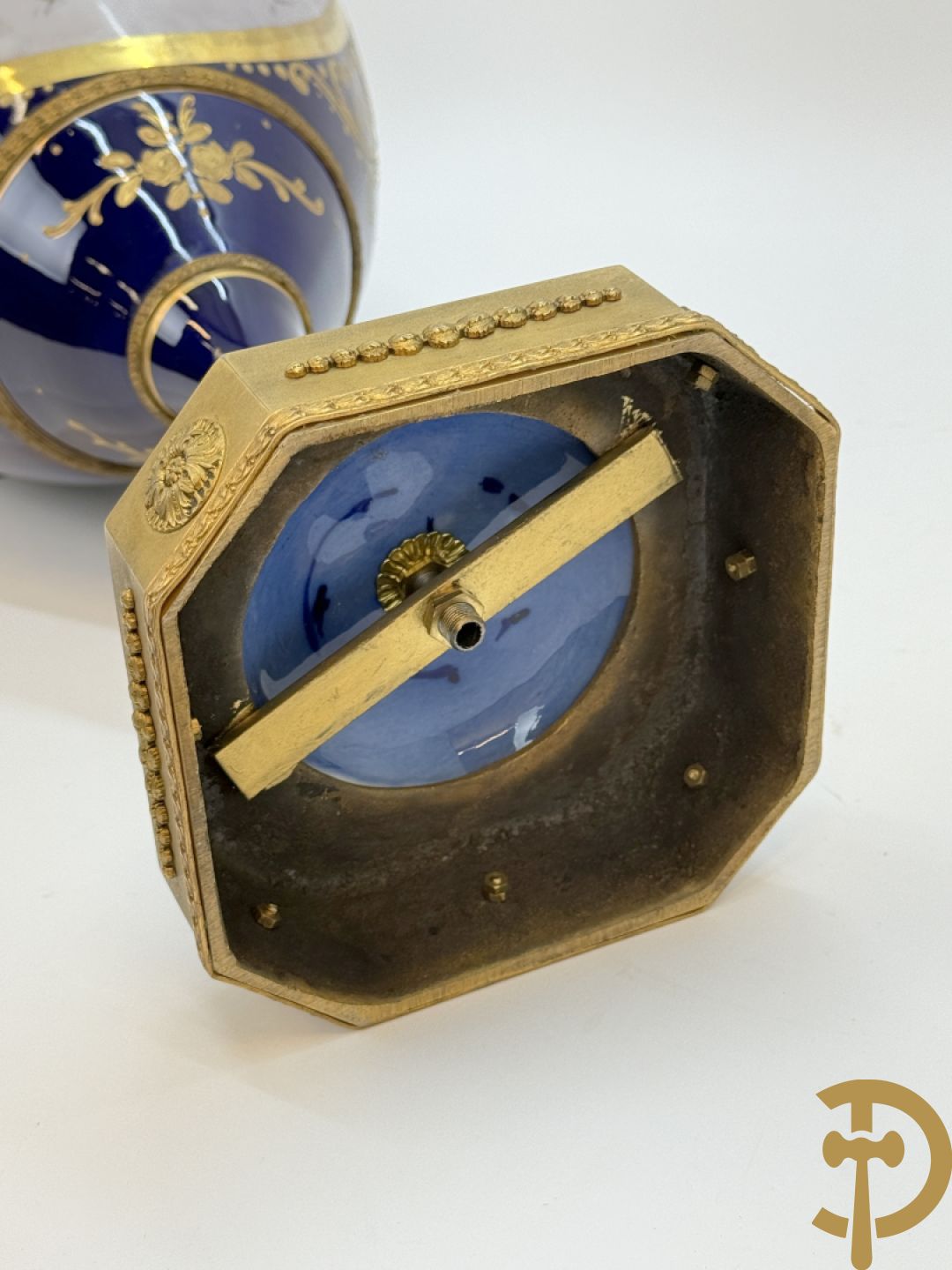 Paar Sèvres stijl vazen met bronzen oren en éénzijdig decor van cupido