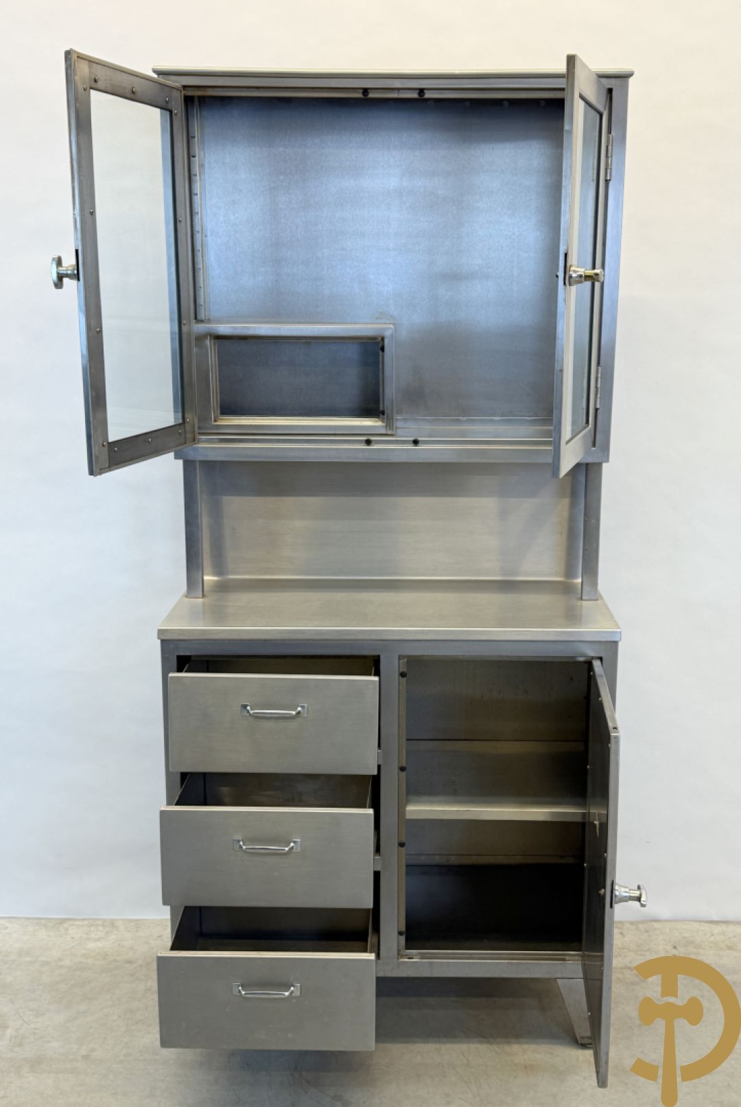 Design inox medisch kabinet, bovenaan met 2 beglaasde deuren, onderaan met deur en 3 lades, by Friedrich Schmitz, Germany