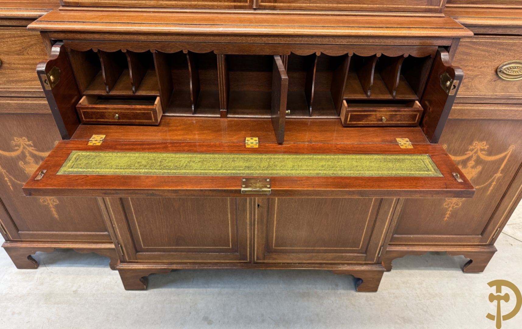 Notelaren Engelse stijl breakfront met ingebouwde secretaire, bovenaan met vitrine en decor van amfoorvazen op de deuren