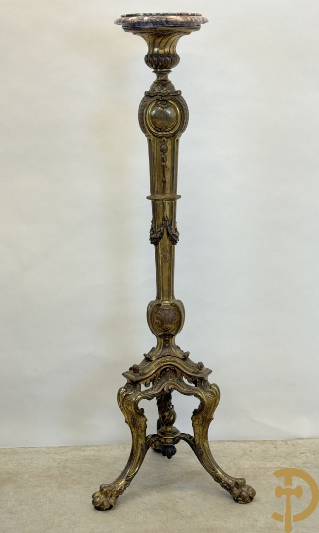 Bronzen staander op drie voluutvormige poten met acanthusranken, bezet met guirlandes en bovenaan met marmeren plateau