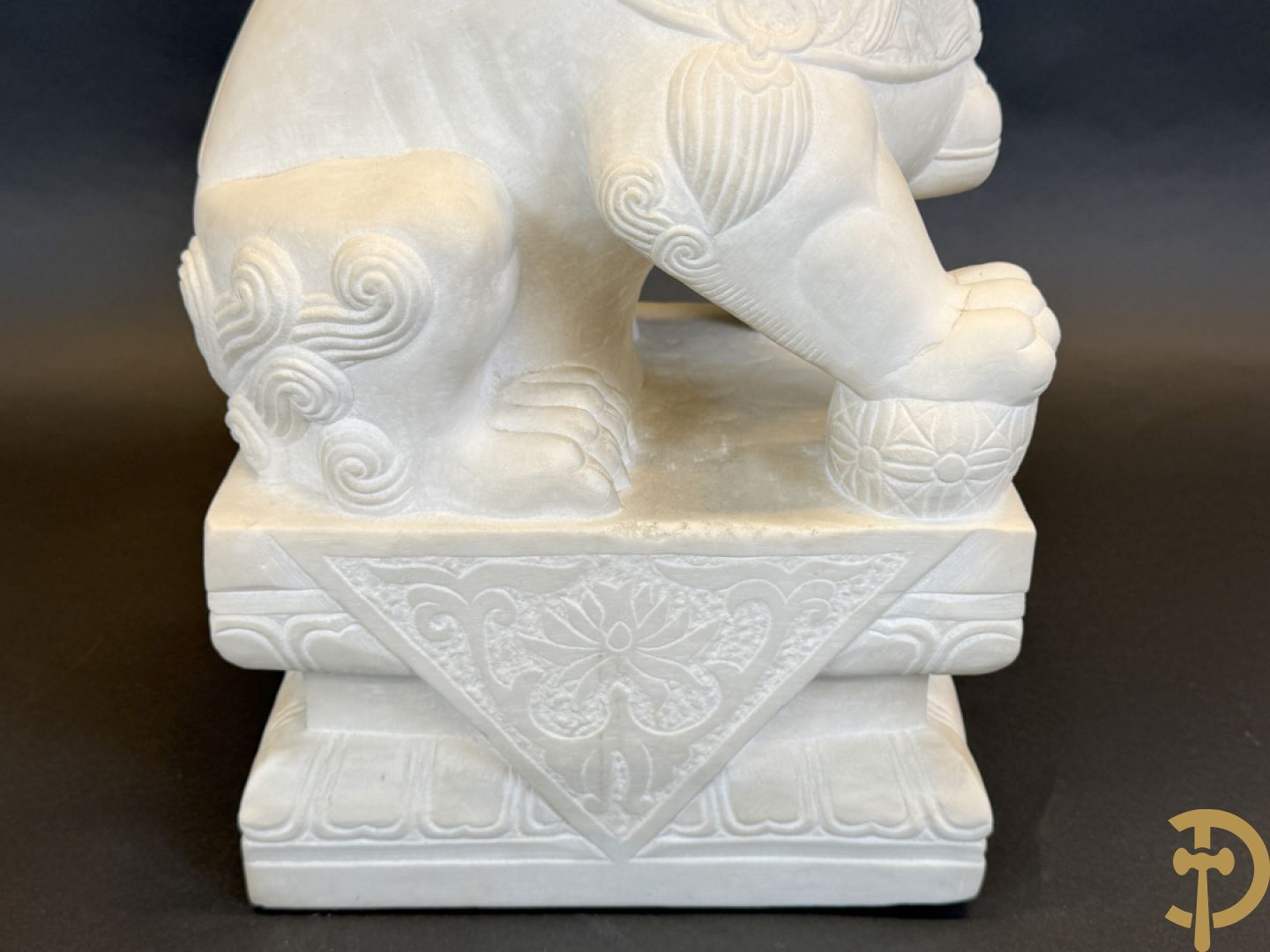 Paar handgesculpteerde marmeren fo-honden