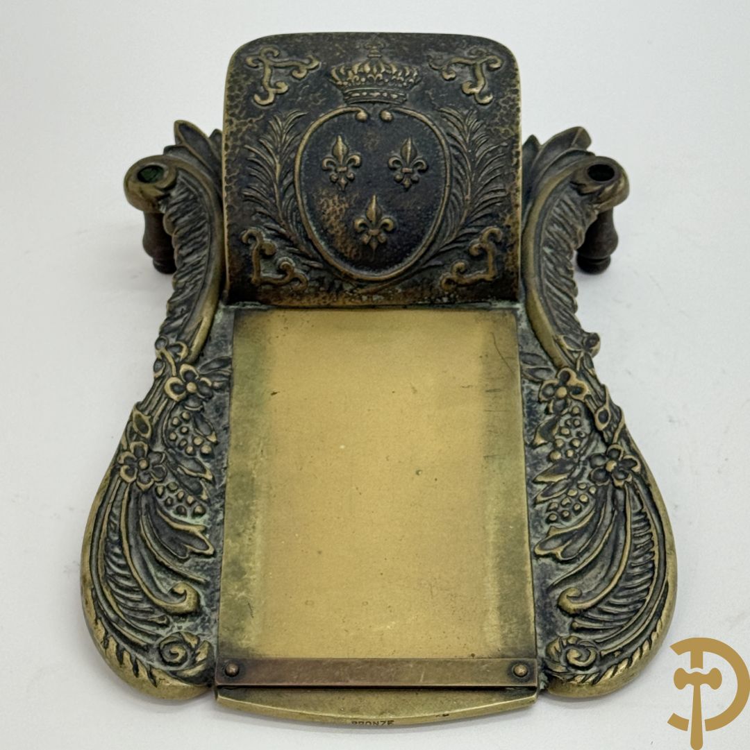 LE VERRIER M. getekend - Bronzen bureau ornament van Maison Leroi met blazoen van Franse lelies