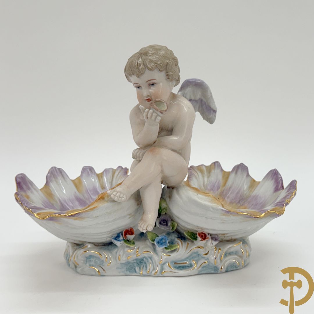 Porseleinen spiegel met cupido en bloemen bezet + porseleinen beeld met cupido en rocailles