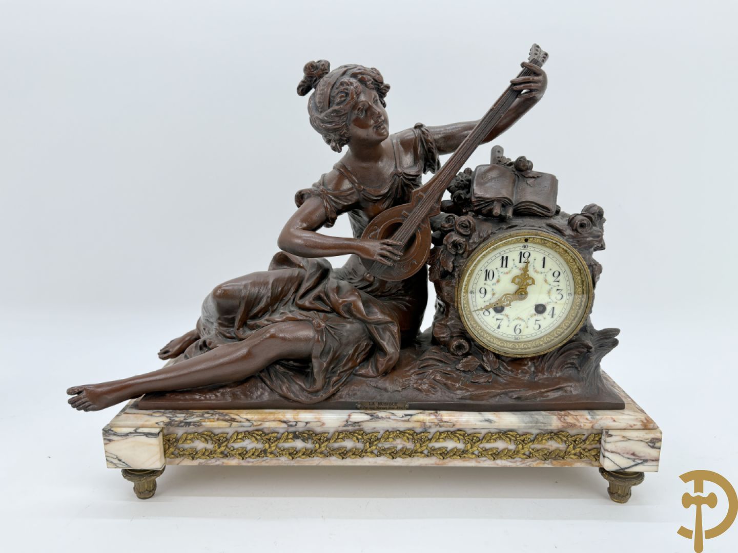 Driedelige zamak garnituur bestaande uit pendule 