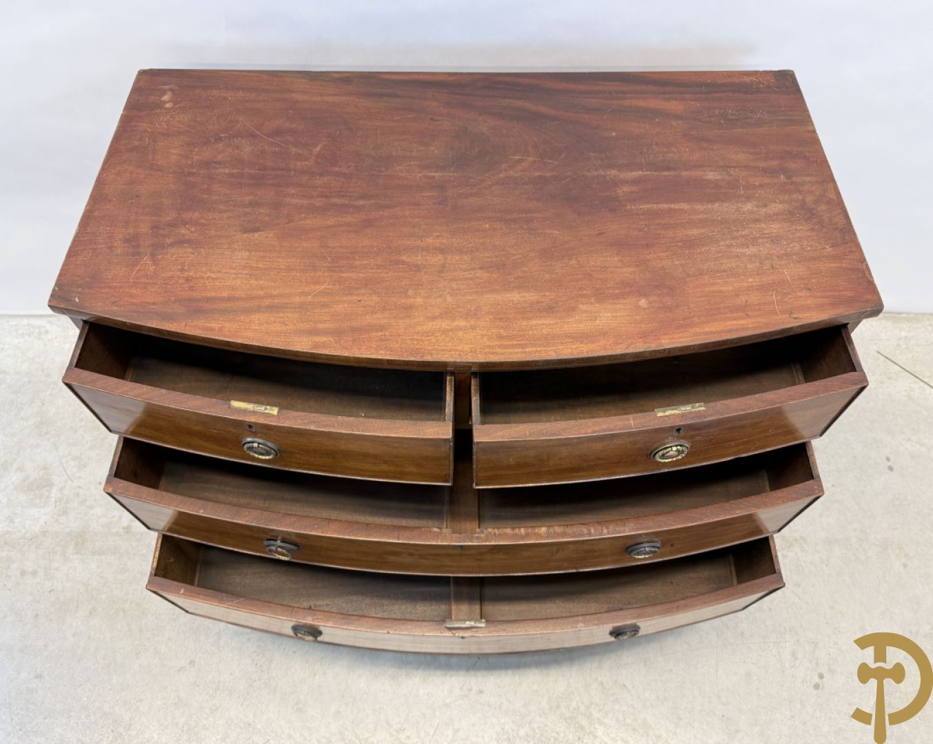 Engelse gebogen mahoniehouten vierladencommode