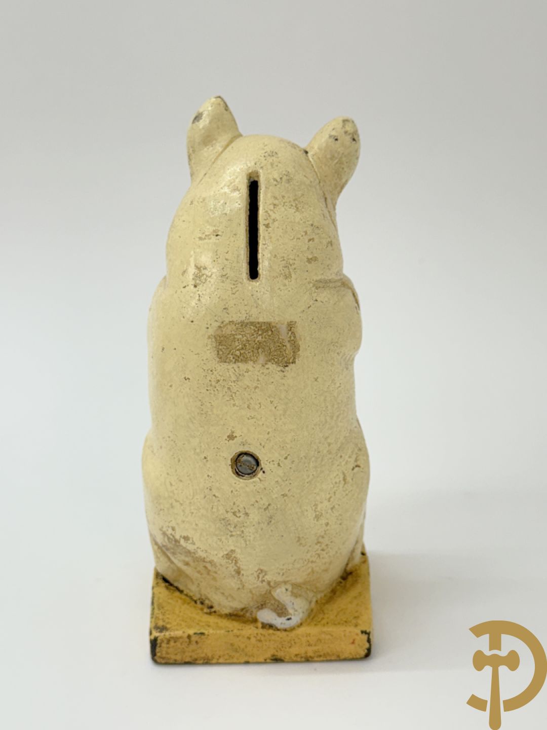 Gietijzeren Engelse hond + spaarpotten van gietijzeren varken, gipsen hond en gietijzeren kachel + verzamelobjecten Sphinx en Selles + koperen waterkraan