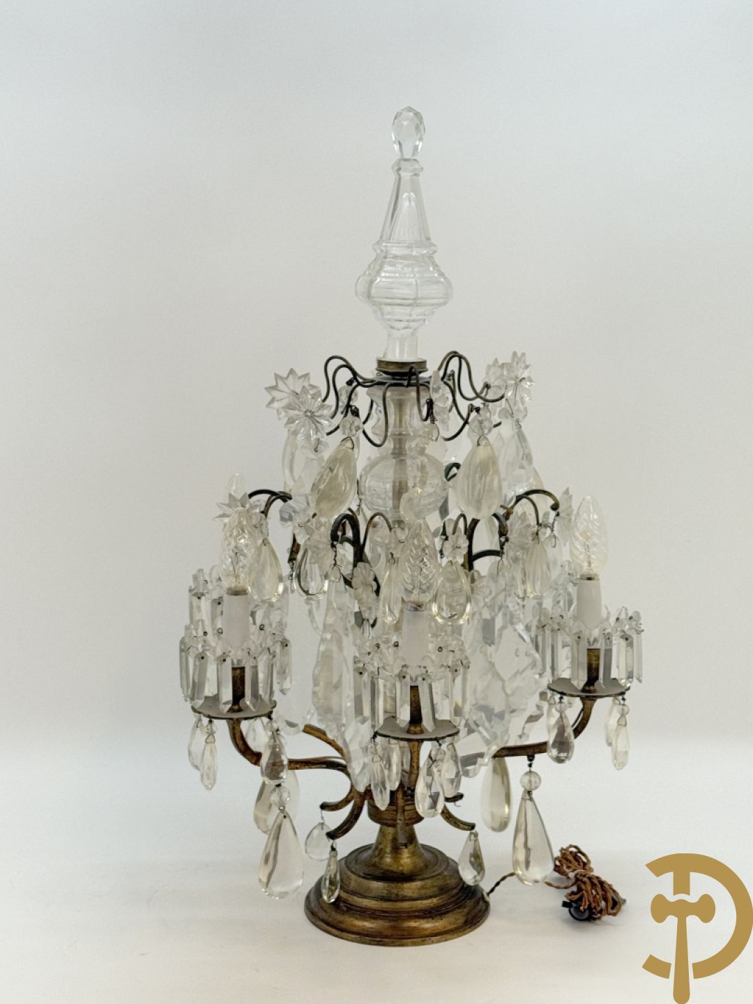 Kooperen girondole met 6 lichtpunten, bezet met kristallen bellen en bovenaan bekroond met pinakel