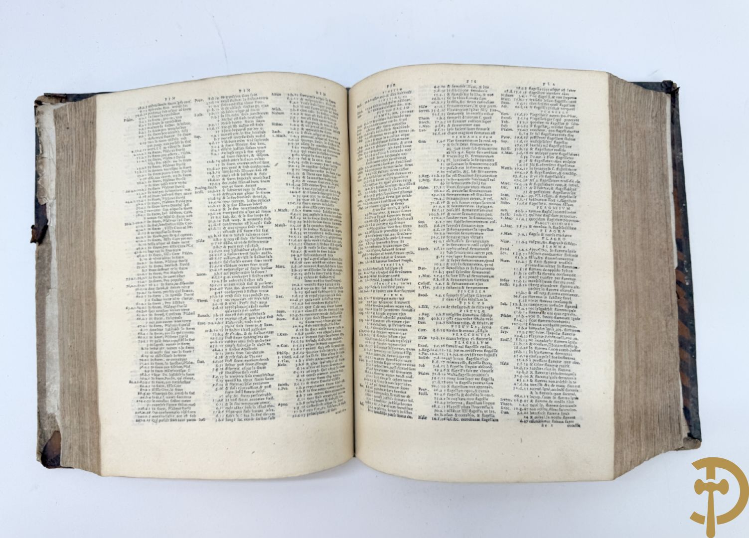 Reeks oude theologische boeken met lederen kaft 17e-18e w.o. Moralis Christiana, Missale Romanum  en Bibliorum Concordantia