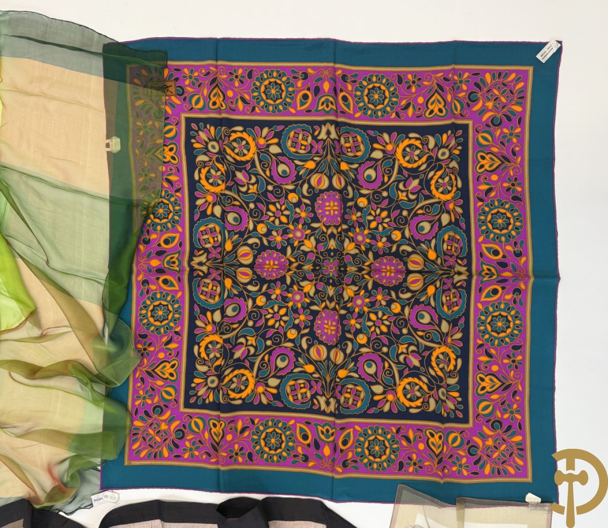 Vier foulards Yves Saint Laurent (nooit gedragen komt uit winkel restant)