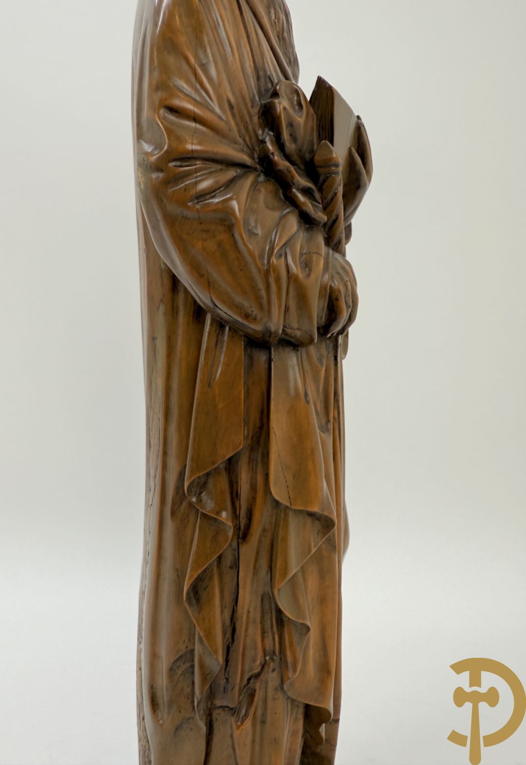 Houtsculptuur van evangelist met zwaard