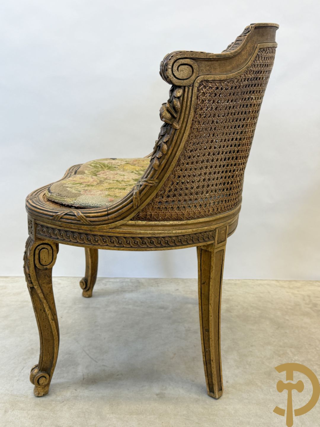 Paar bijzetzetels Louis XVI stijl met bloemenmotieven op voluutvormige poten, dubbel gecanneerd