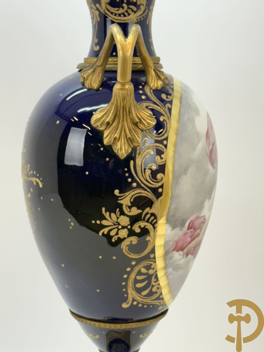 Paar Sèvres stijl vazen met bronzen oren en éénzijdig decor van cupido