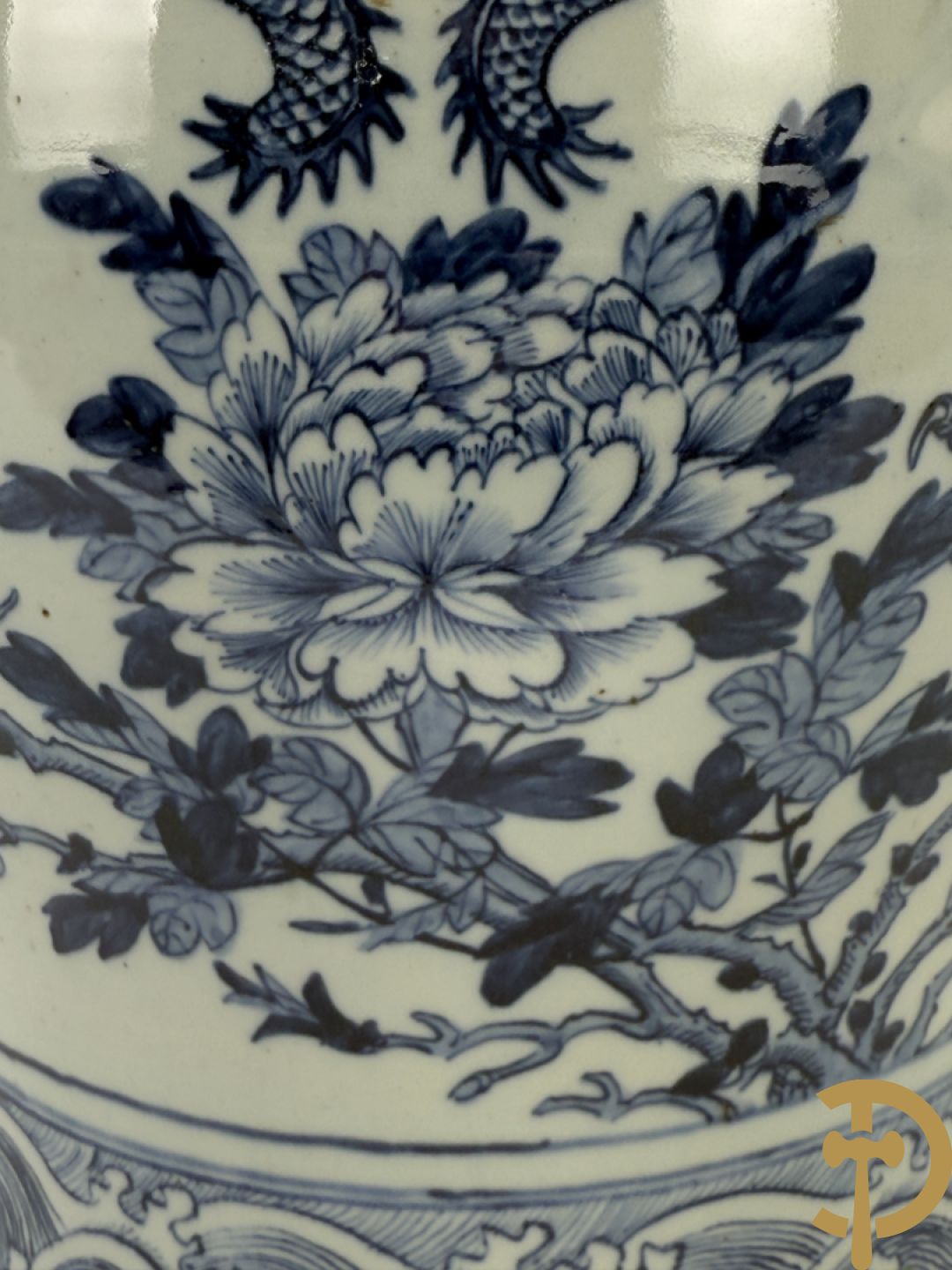 Paar Chinese blauw/witte porseleinen dekselvazen gedecoreerd met draken en bloemenmotieven, als lampadaire omgebouwd