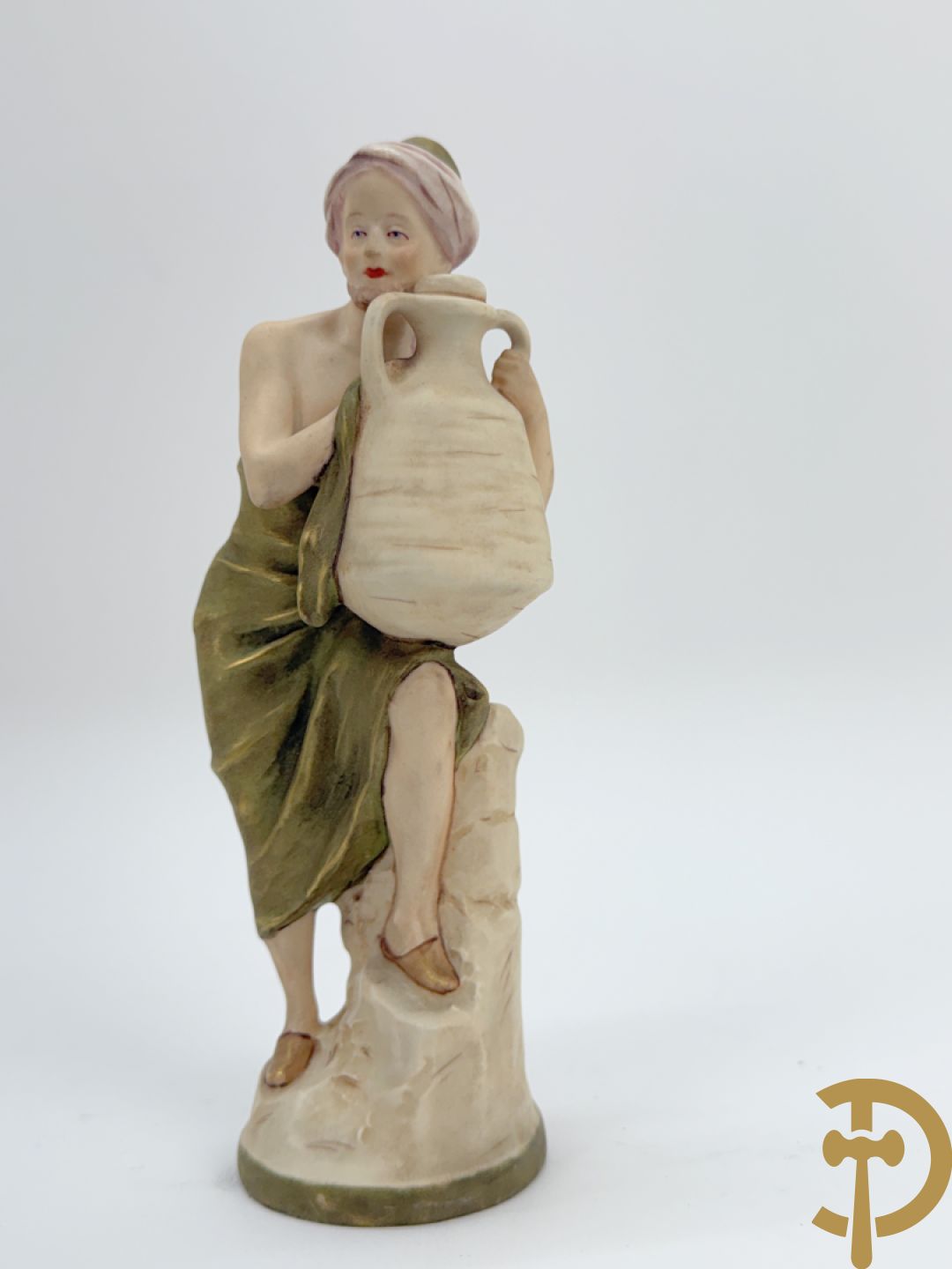 Twee Engelse meerkleurige keramieken sierstukken met personages + vier koppels Engelse biscuits + waterdrager in Royal Dux + 2 houtsculpturen