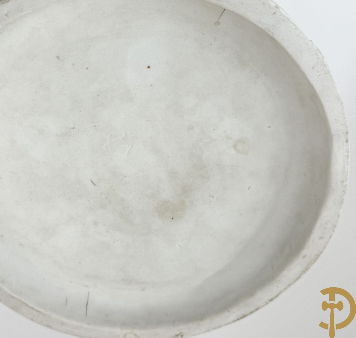 Vijf witte biscuits met cupido