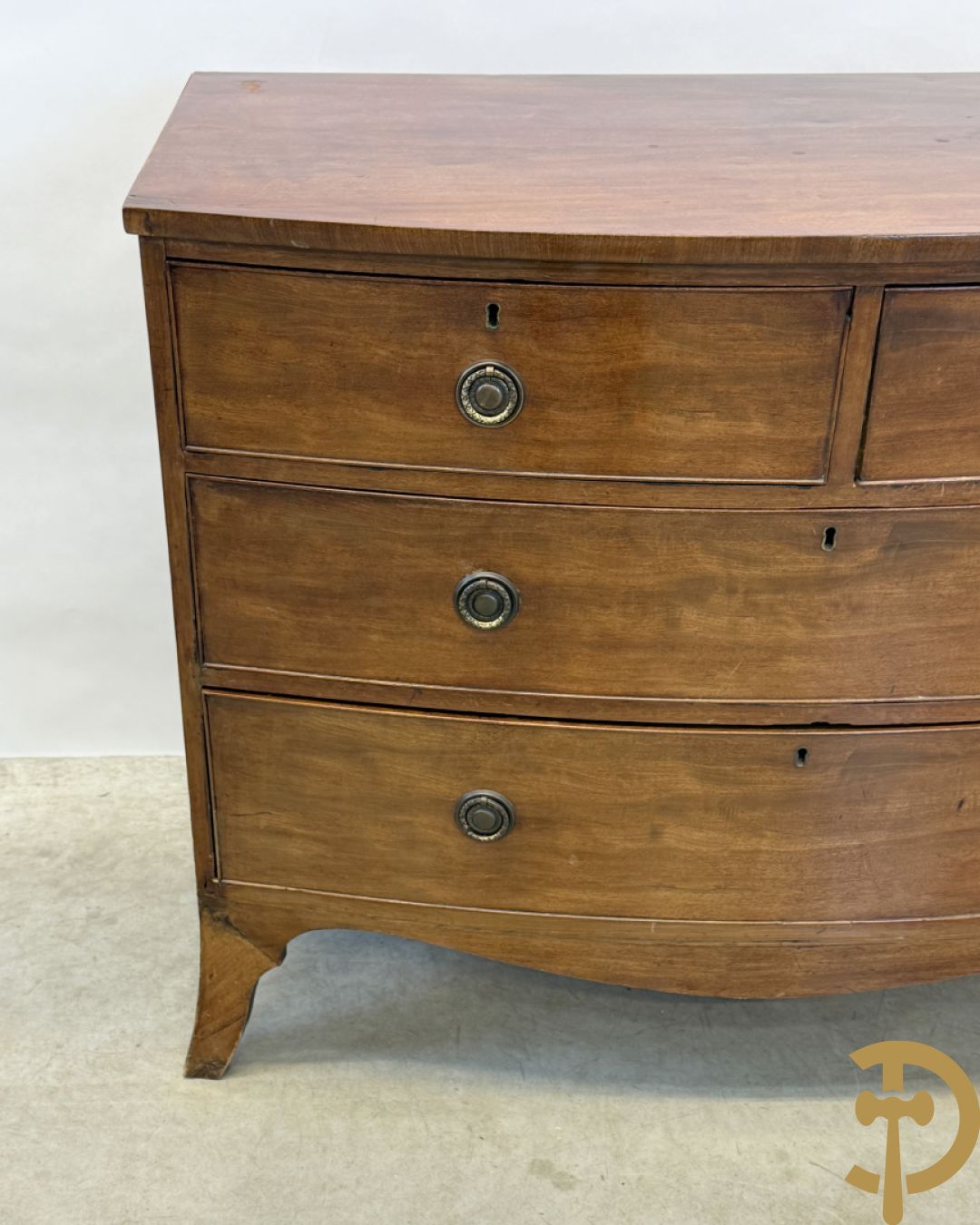 Engelse gebogen mahoniehouten vierladencommode