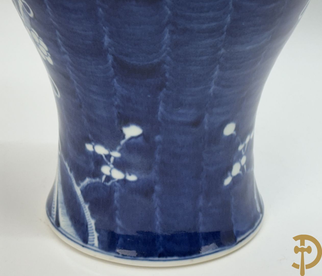 Chinese porseleinen blauw/wit vaas met decor van bloemen op tak