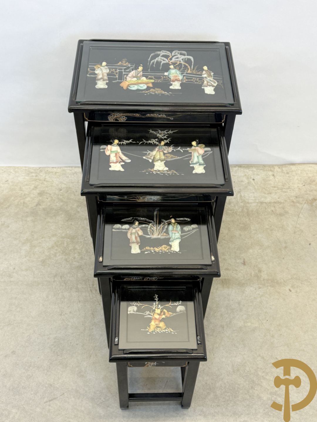 Set Chinese nesttables met geanimeerde scènes van geisha