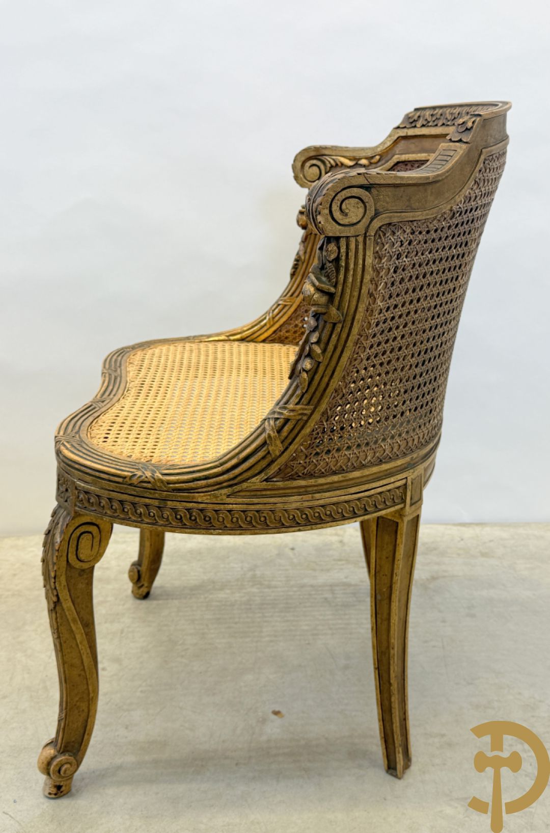 Paar bijzetzetels Louis XVI stijl met bloemenmotieven op voluutvormige poten, dubbel gecanneerd