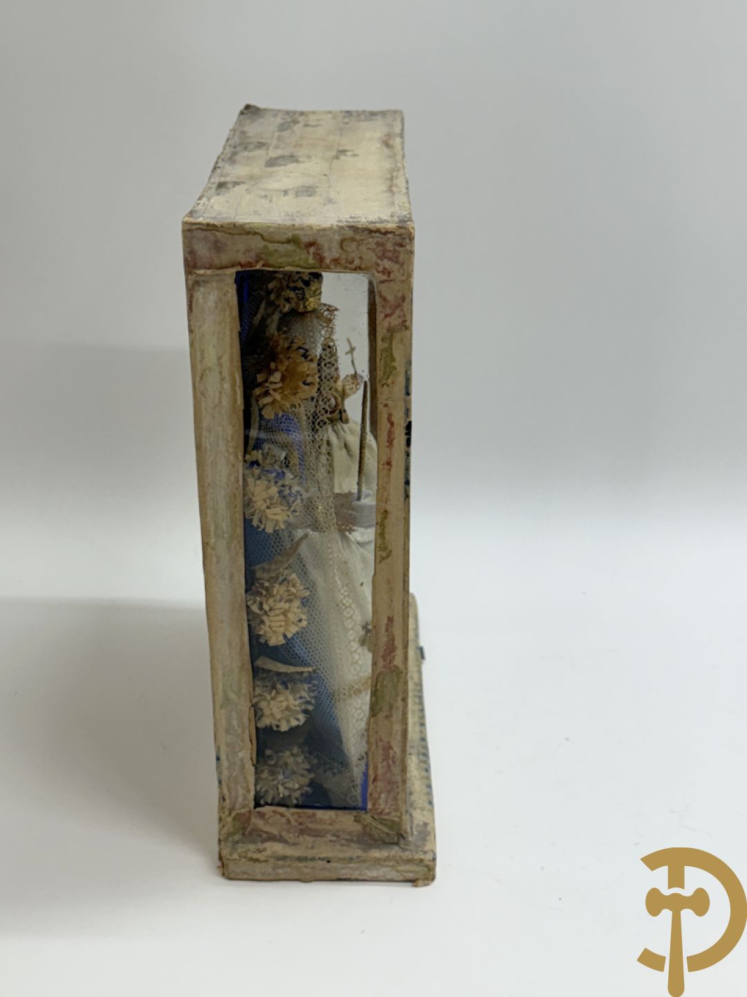 Voorstelling van Madonna met kind, deels verguld, deels geaquarelleerd - in ovale lijst + Voorstelling van Madonna met kind in textielwerk in ovale lijst + Madonna met kind in glazen kastje+ 2 kleine ovale medaillons in pijpaarde