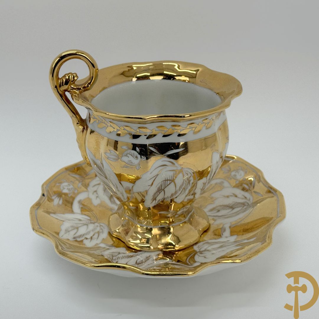 Paar Vieux Bruxelles cornetvazen met religieuse symboliek + grote tas op onderschaal + amfoorvaas