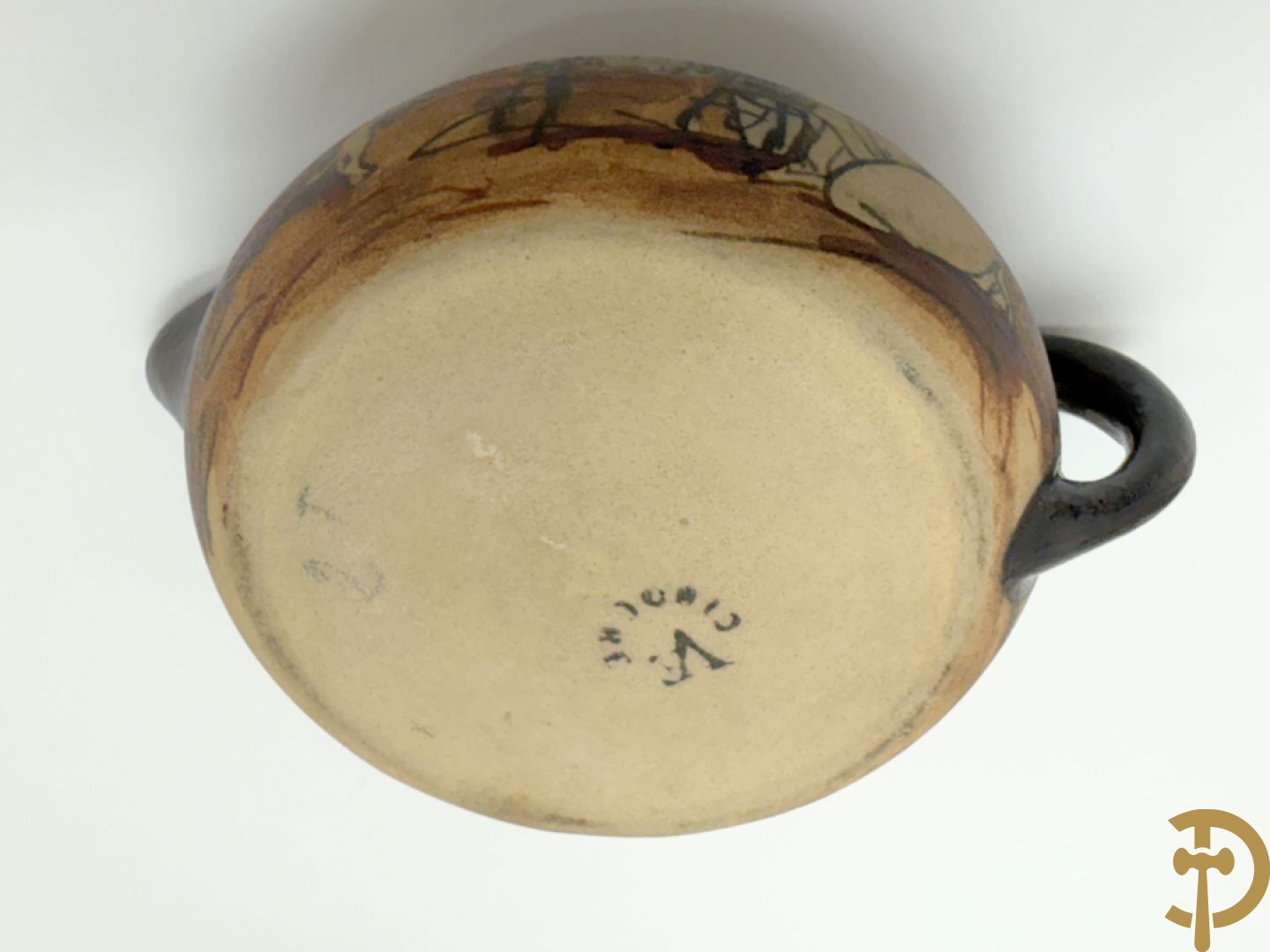 Tète à tète in meerkleurige faience Grès van Ciboure, getekend R. Le Corrone, bestaande uit theekan, melkkan, suikerpot, 2 tasjes en 2 schoteltjes