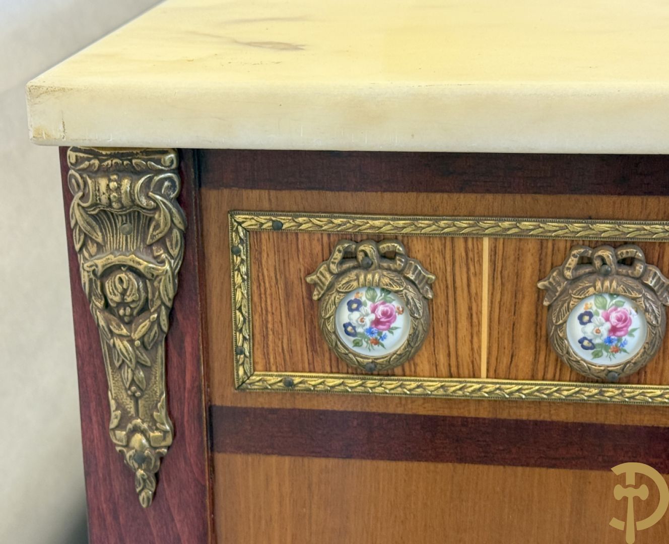 Notelaren TV/barmeubel bezet met bloemenmarquetterie en bronzen ornamenten met porseleinen plakkettes