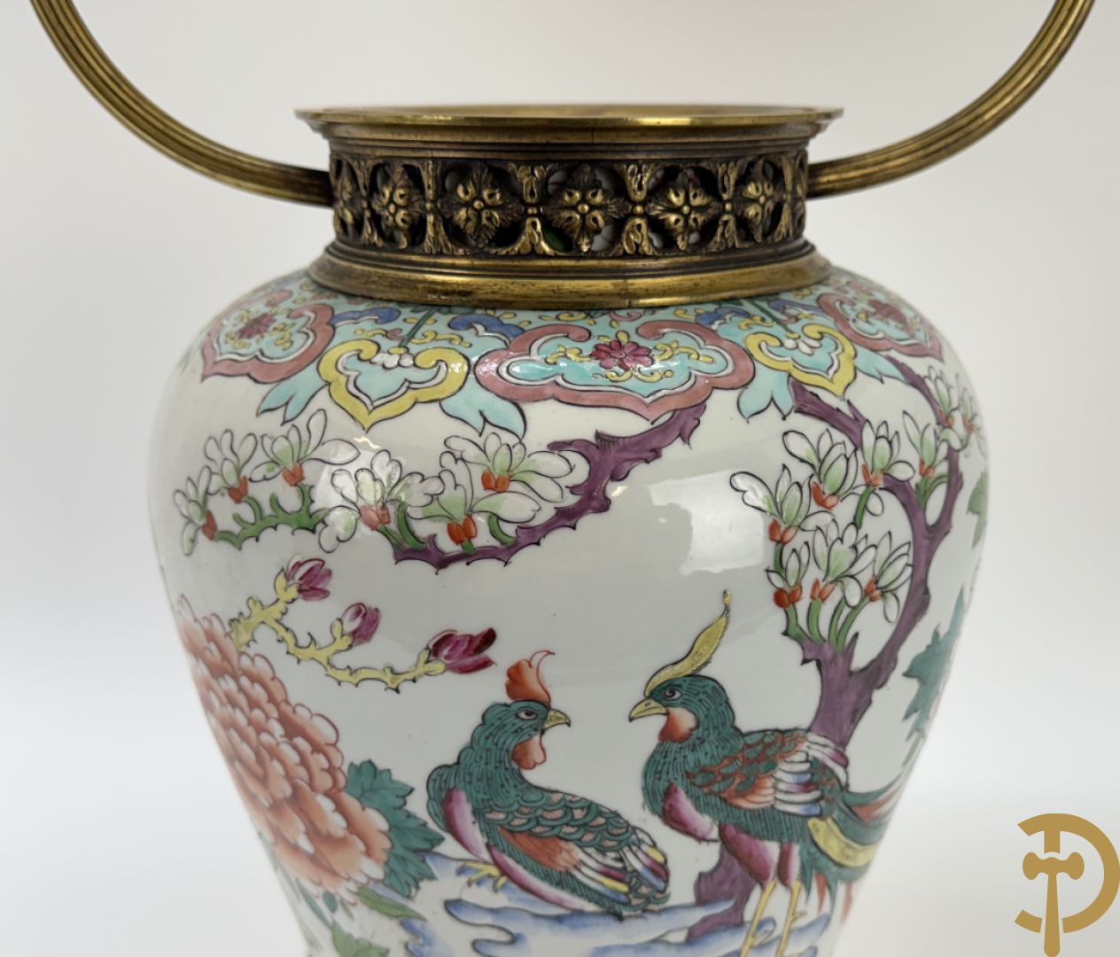 Porseleinen vaas met decor van vogels en pioenrozen, Samson, gemonteerd als lampadaire