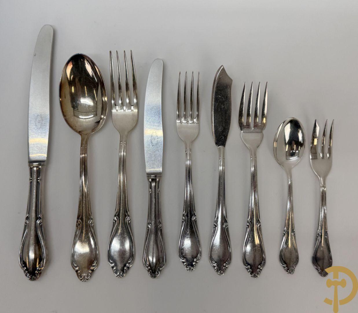 Verzilverd bestek Louis XV stijl bestaande uit lepels, vorken, messen, dessertlepels, dessertvorken, koffielepels, kleine vorken, visvorken, vismessen en soeplepel - in koffer