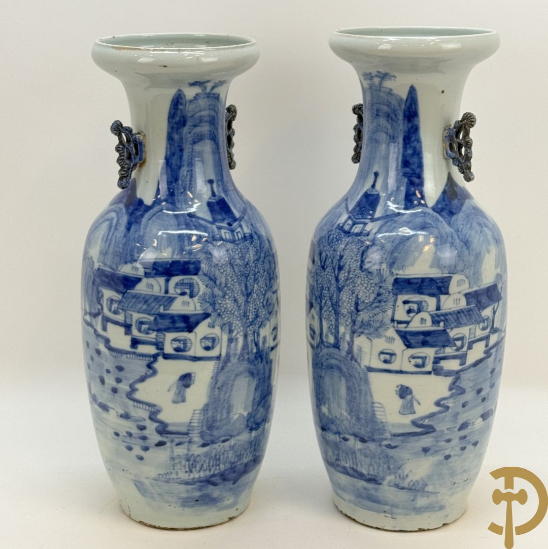 Paar Chinese blauw/wit vazen met geanimeerd huizendecor