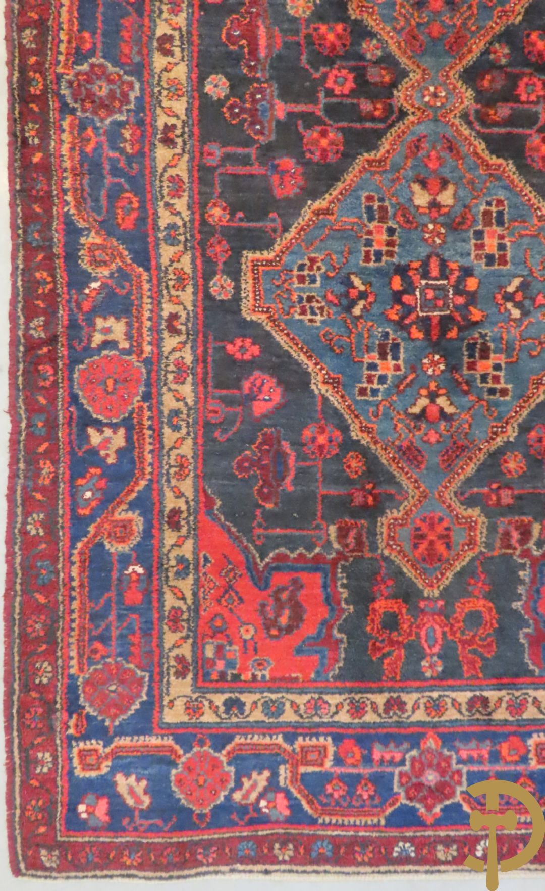 Oosterse handgeknoopt tapijt met geometrische motieven op blauwe fond Malayer + Oosters handgeknoopt tapijt met bloemenpatronen rode fond Kashkay