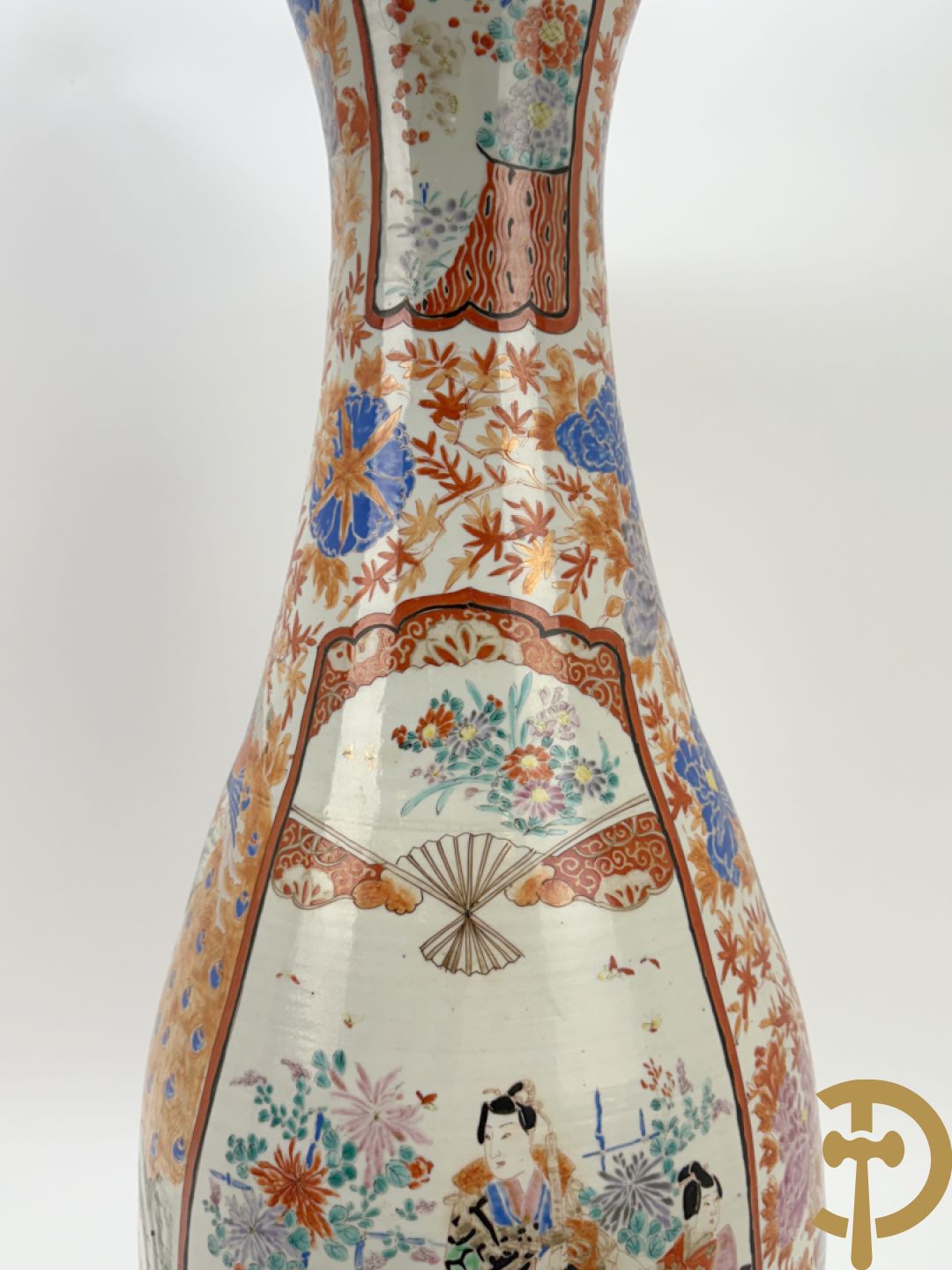 Paar Japanse porseleinen waaiervazen met bloemen en geanimeerd decor