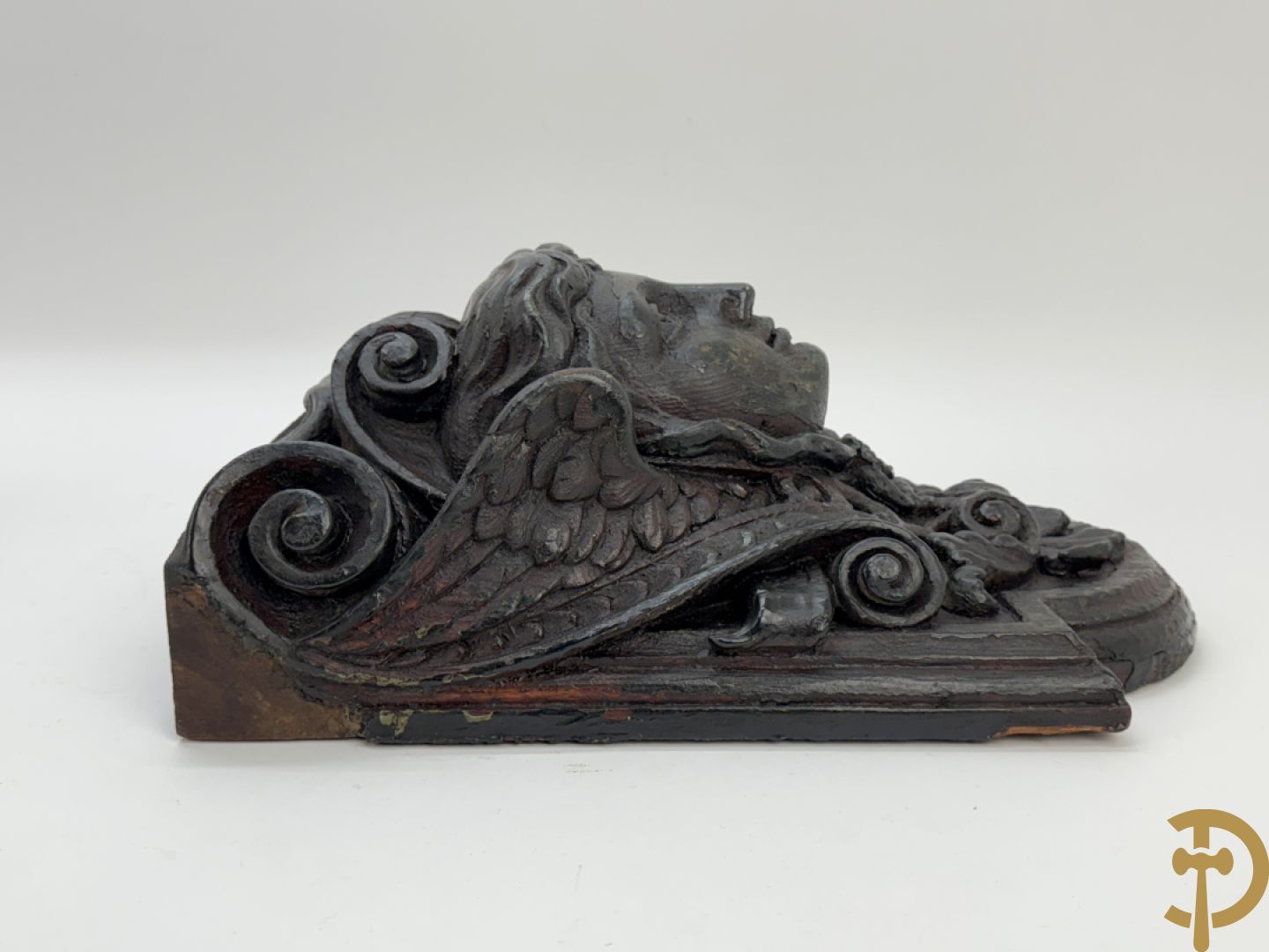 Paar muurhoeksteunen van hout met gesculpteerde hoofden man en vrouw