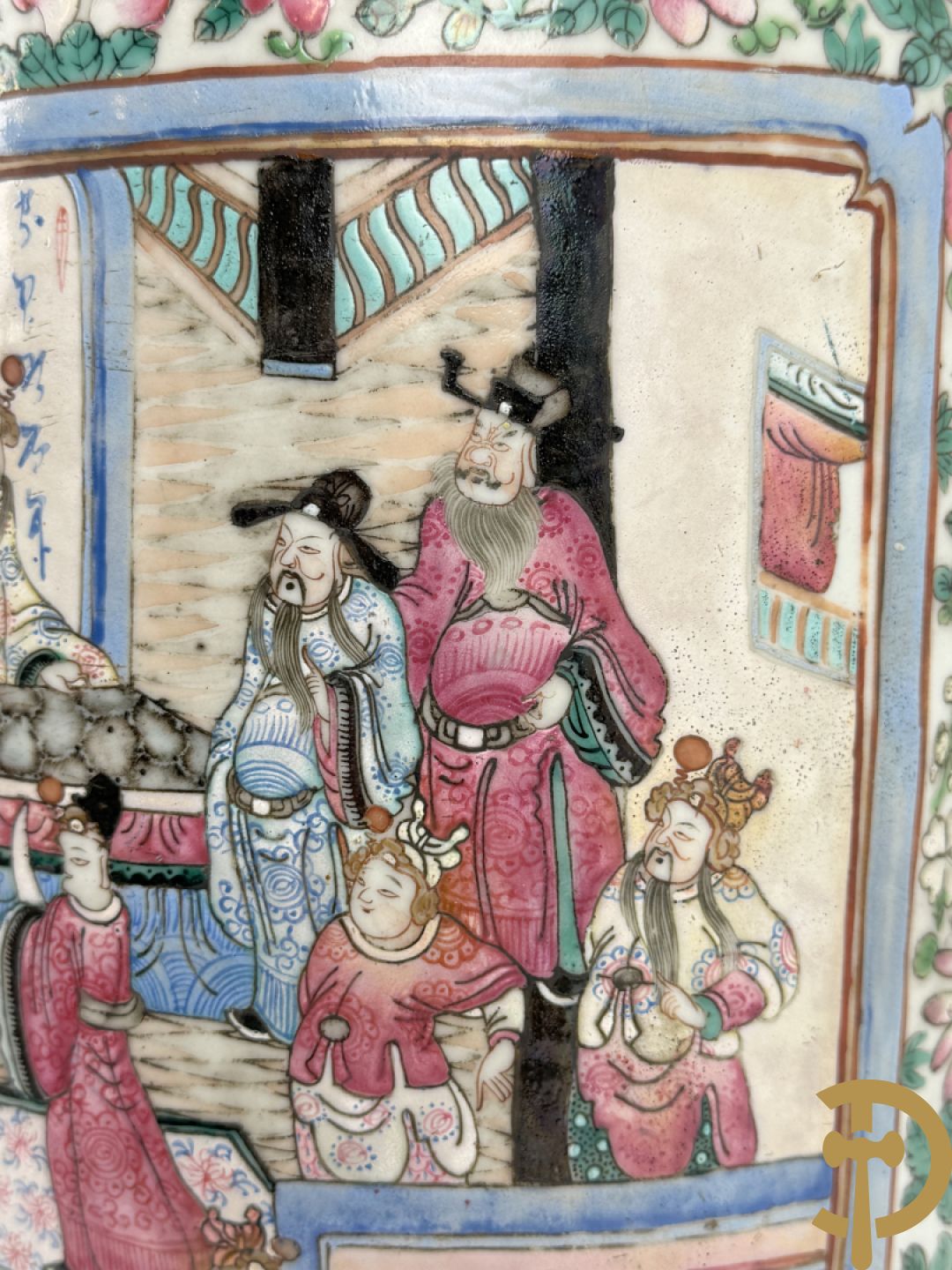 Chinese porseleinen vaas met geanimeerd decor en fond van bloemen, Kanton 19e