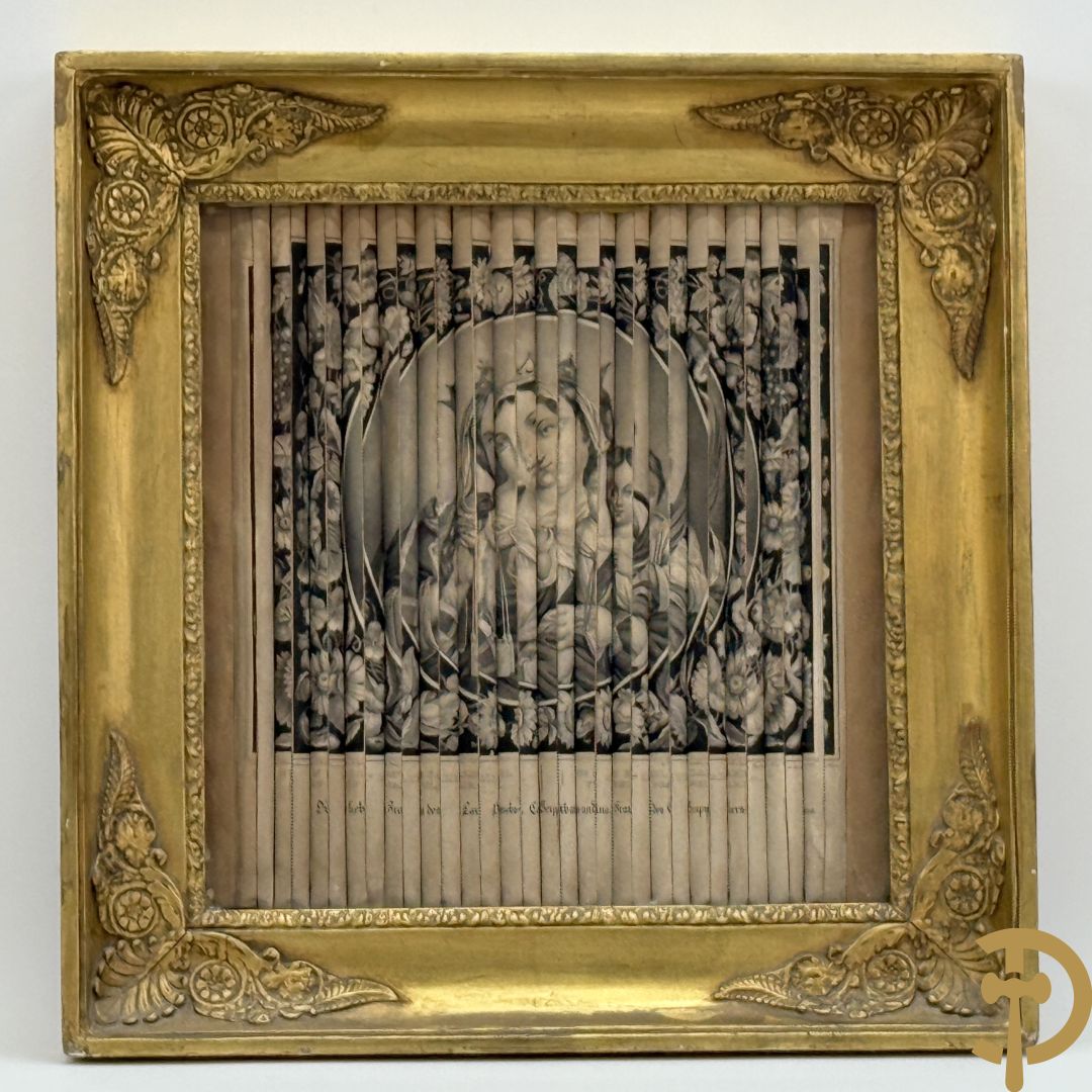 Vergulde Charles X kader met religieuse gravure in prisma gesneden met links en rechts ander zicht