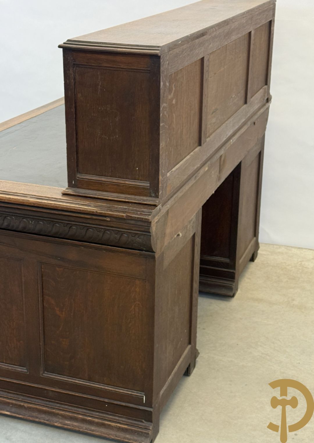 Mechels eiken bureau met opstand en Neo Renaissance invloeden