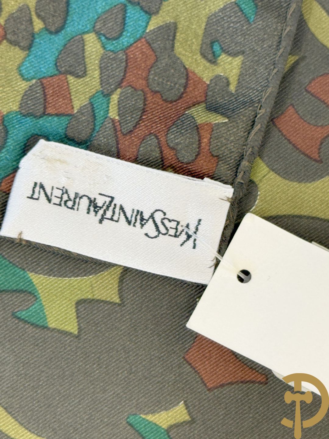 Vier foulards Yves Saint Laurent (nooit gedragen komt uit winkel restant)