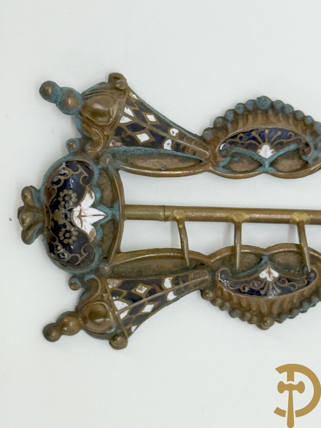 Lot massief zilver w.o. 2 geajoureerd riemboekels waarvan 1 met email bewerkt, geajoureerde centuurhouder met cupido