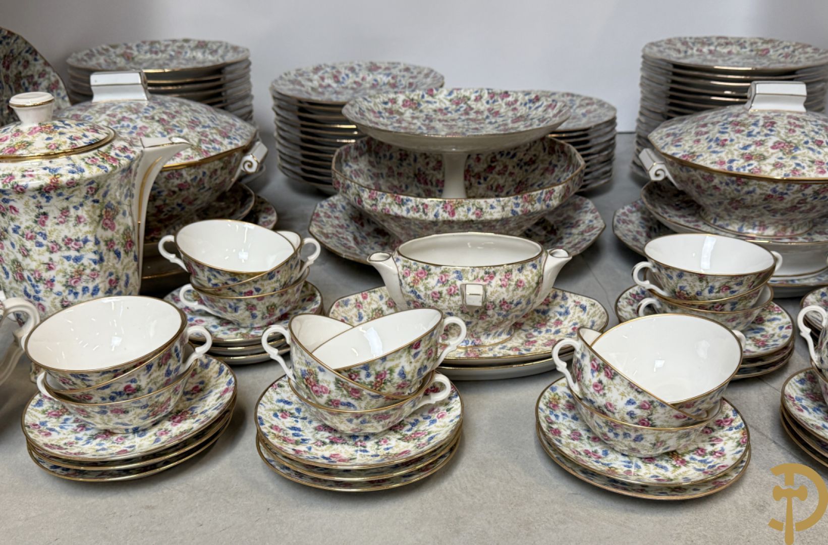 Uitgebreid zeer decoratief porseleinen eet- en koffieservies met bloemendecor, Limoges France