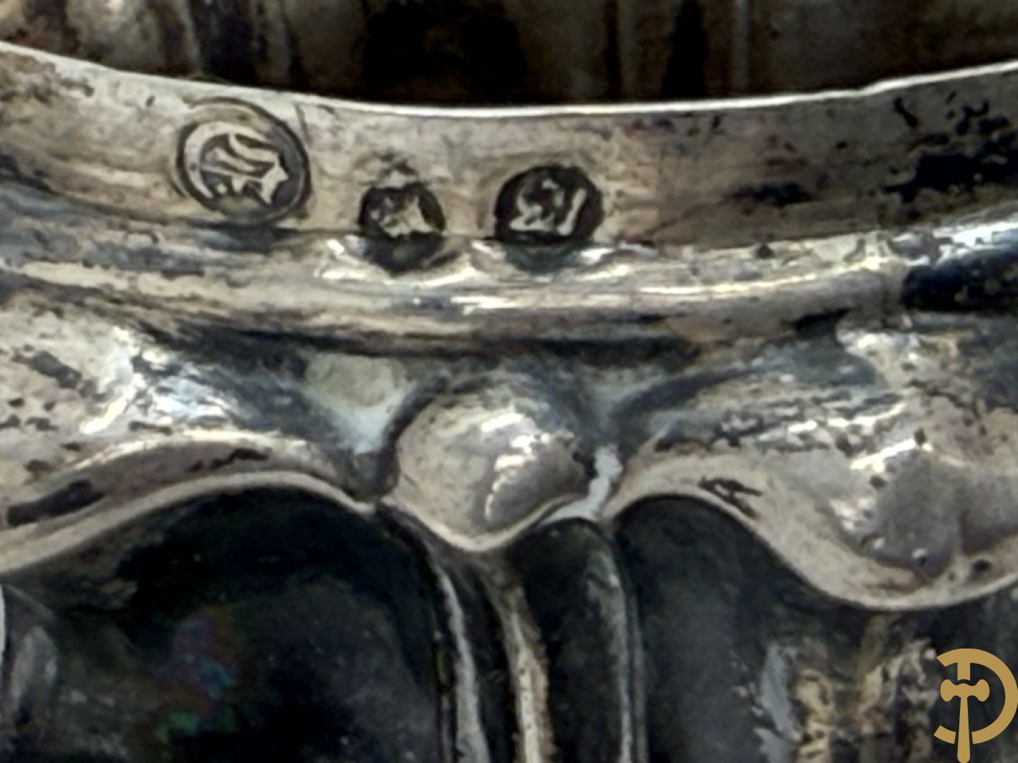 Massief zilveren collectenbus, 2 statieplakkettes, 2 slotjes van boek, wapenschild, penning