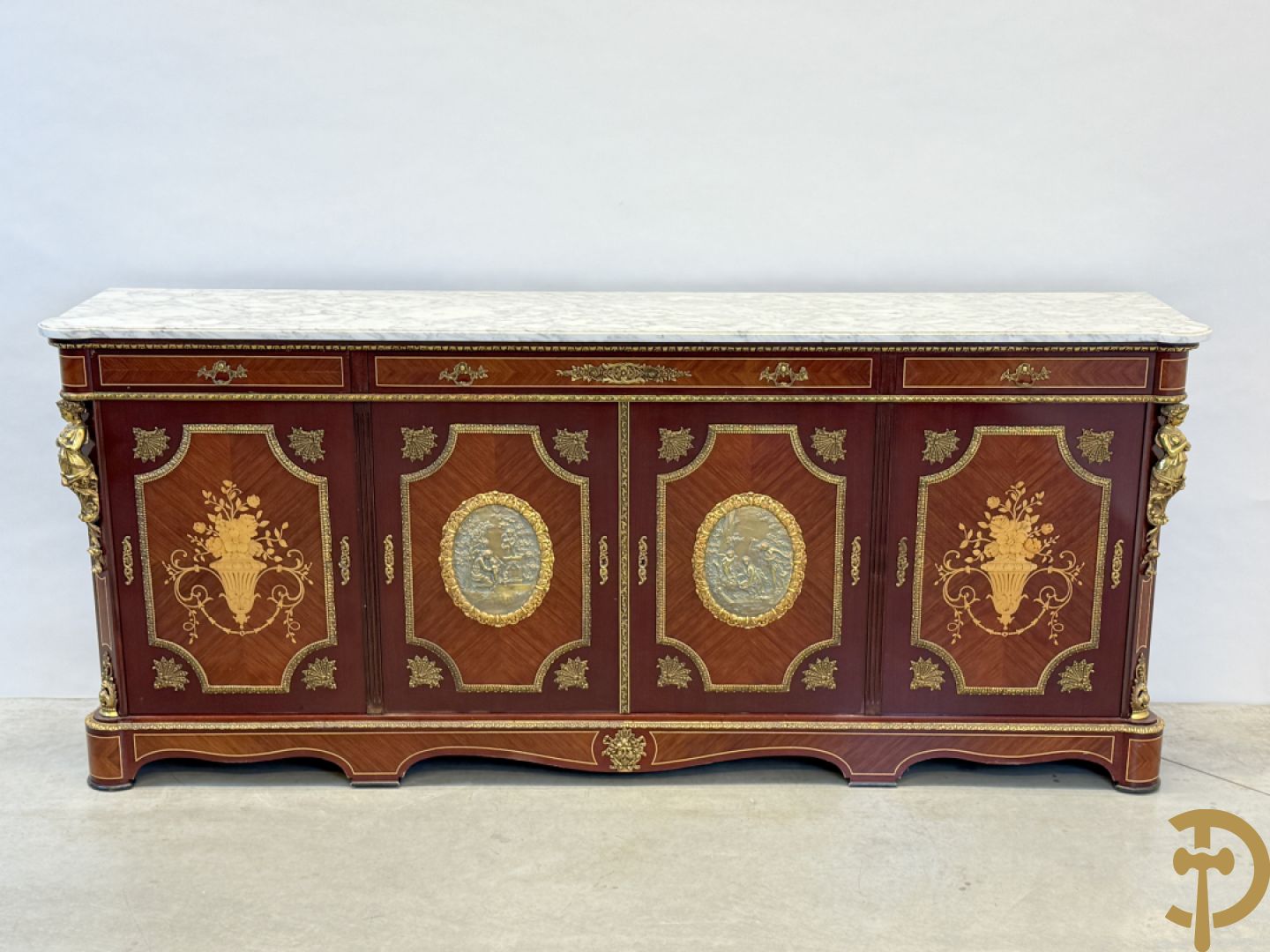 Notelaren vierdeursdressoir met 3 laden, gemarketteerde bloementaferelen en ovale bronzen plakkettes - zijdelings met damesfiguren - bovenaan met wit marmeren blad