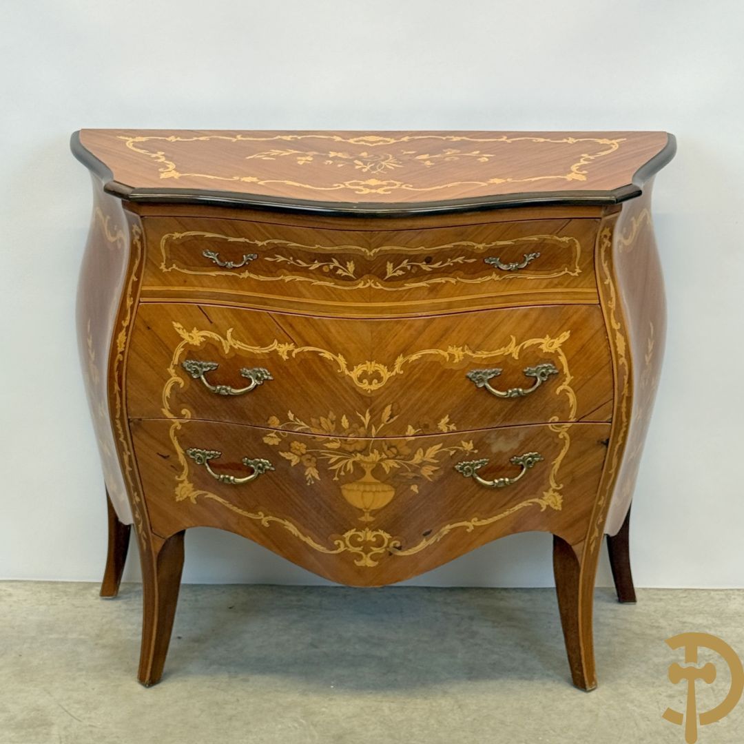 Gegalbeerde notelaren commode met 3 lades en bloemenmarketterie