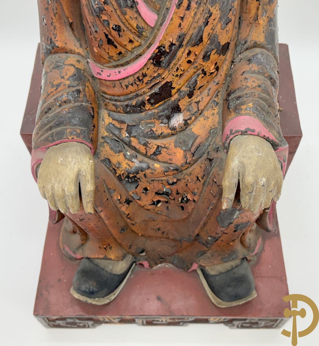 Houtgesculpteerd en gepolychromeerd zittend boedhistisch figuur