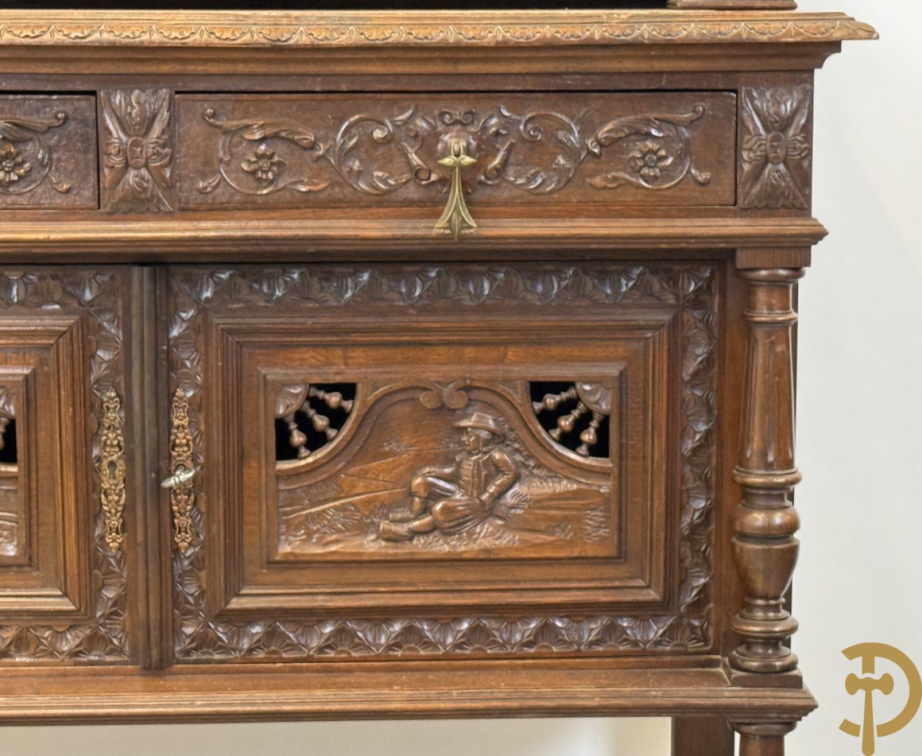 Massief eiken Bretoense eetkamer bestaande uit buffet met 3 deuren boven, 2 deuren onder, lades midden en gesculpteerde geanimeerde scènes + desserte + uittrekbare tafel + 6 stoelen + extra allonge