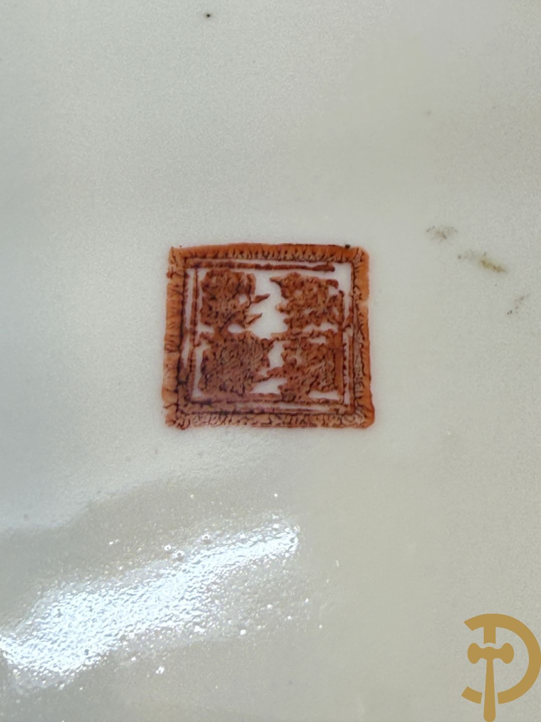 Chinese porseleinen vaas met decor van fo honden + Dekselpotiche in Chinees porselein met geanimeerd decor van dames in landschap