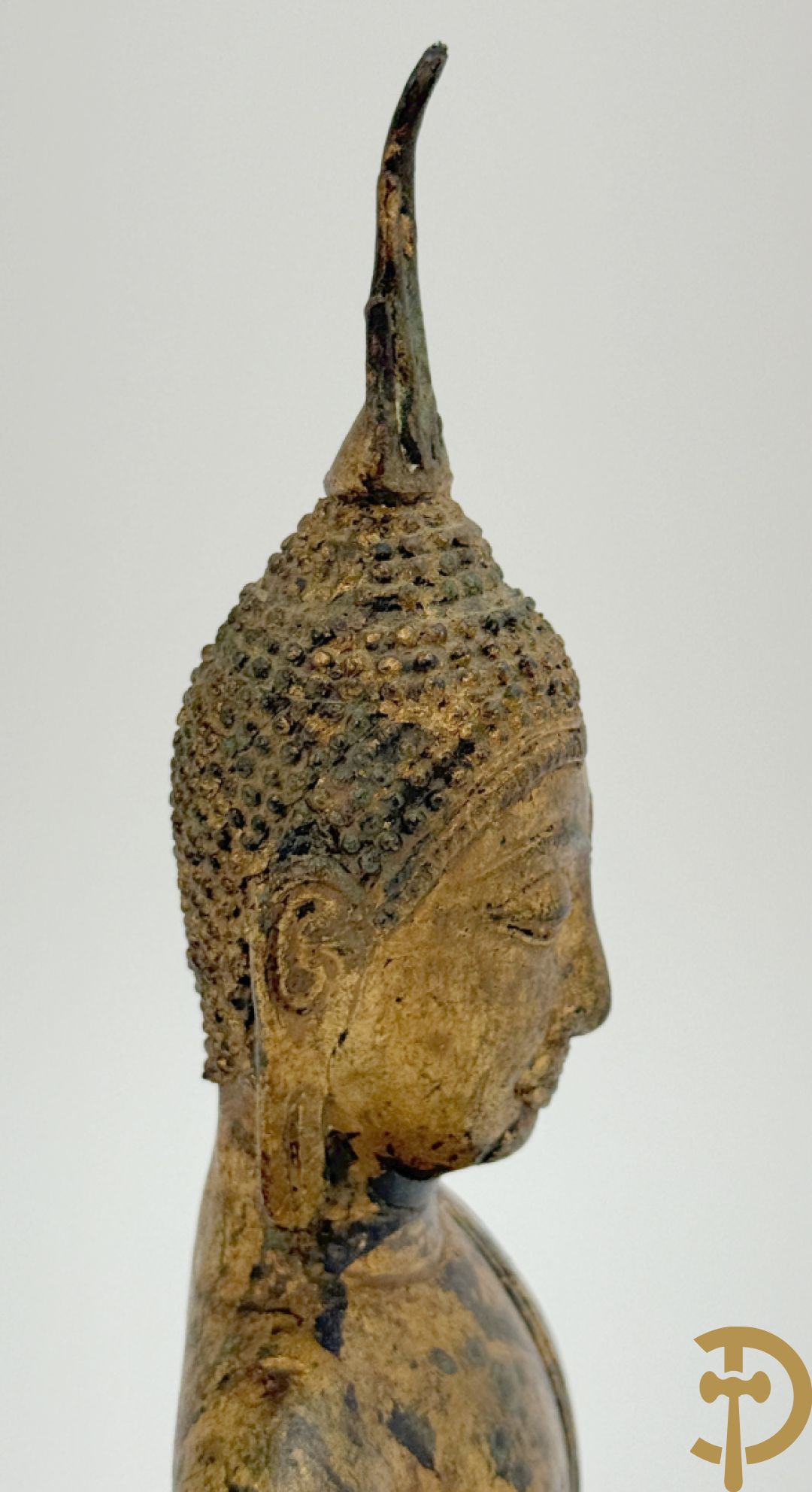 Bronzen zittende boedha in verloren was techniek + fragment van Tibetaans vergulde boedha + bronzen boedhahoofd op houten sokkel