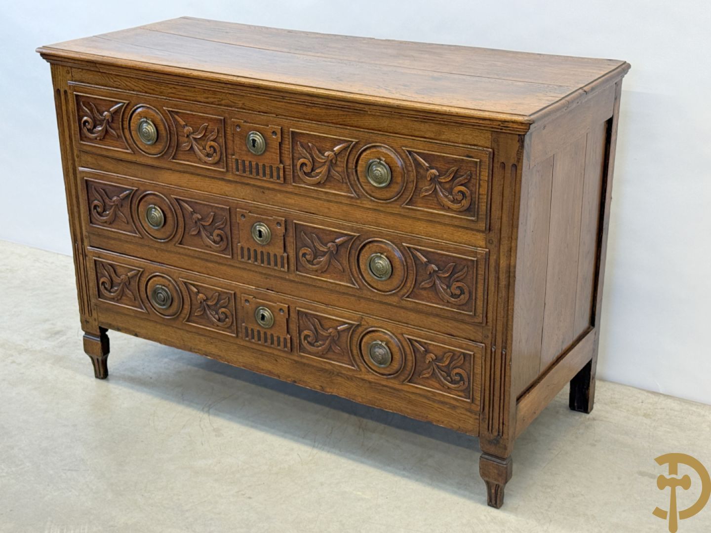 Massief eiken Louis XVI drieladencommode met gepanneleerde zijkanten en accanthusranken in de lades