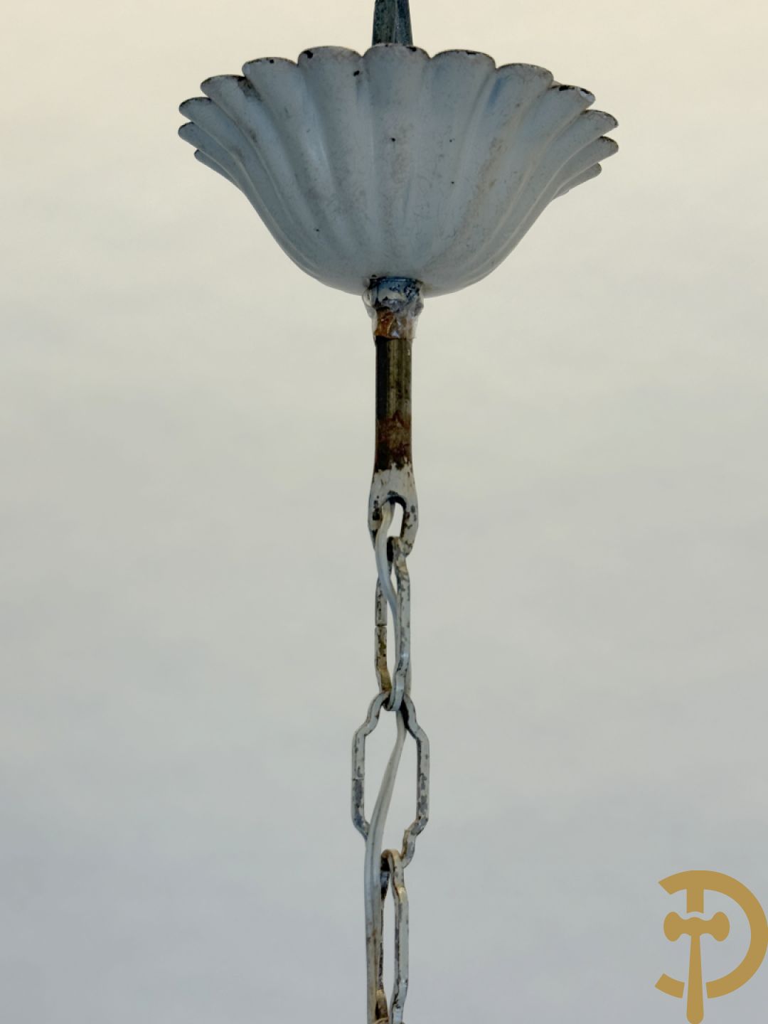 Italiaanse beschilderde smeedijzeren luchter met 4 lichtpunten, bezet met porseleinen bloemmetjes +2 bijhorende applieken