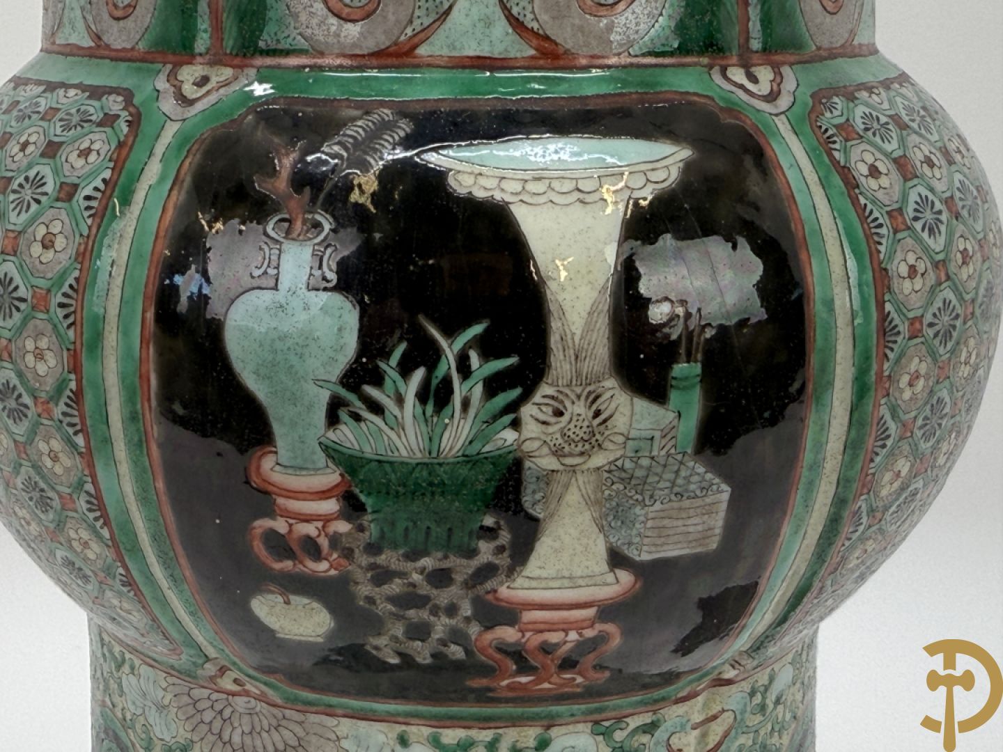 Antieke Chinese Gu vaas met geschenkendecor op zwarte fond