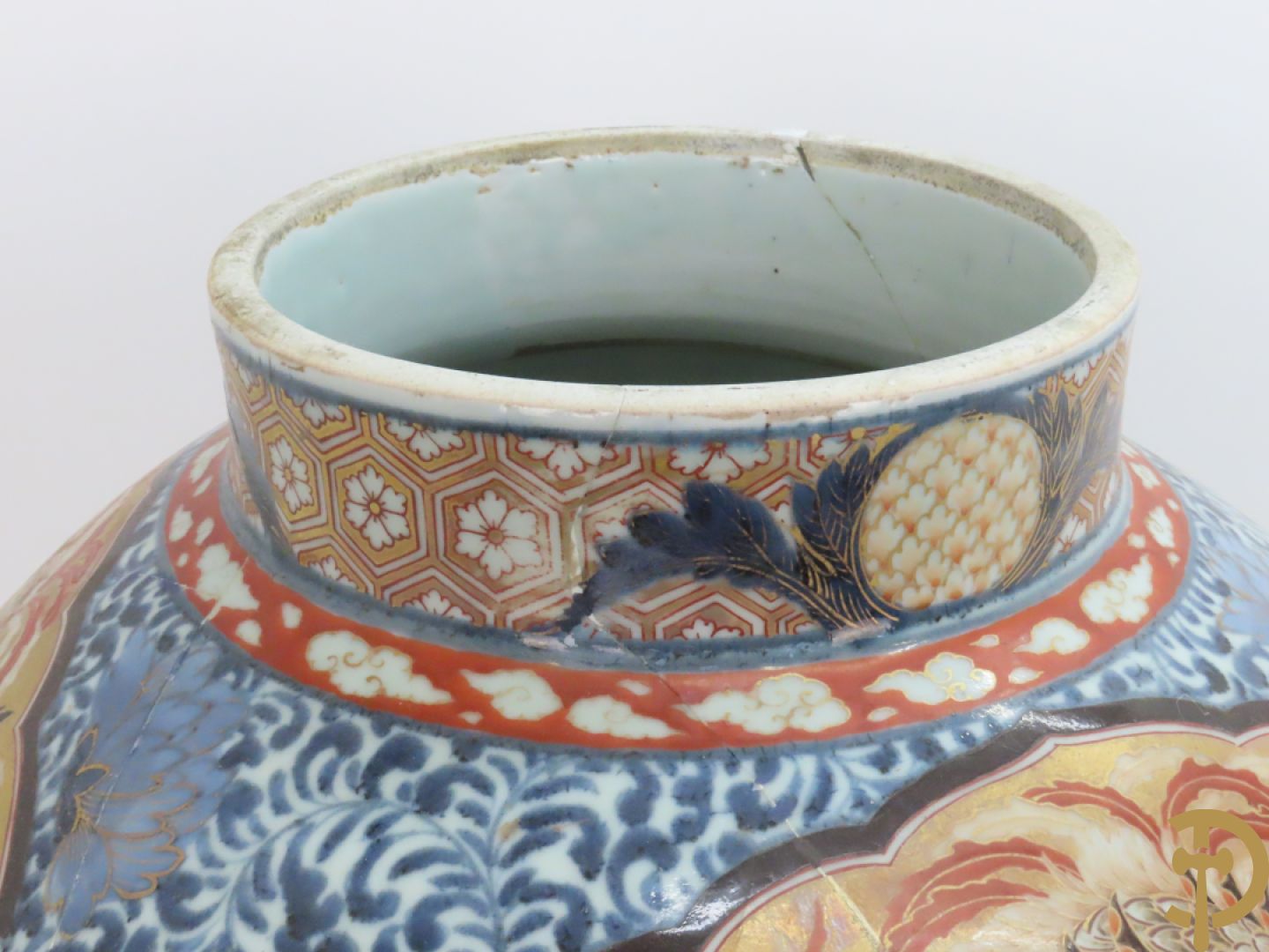 Grote Japanse Imari dekselpotiche bezet met fo hond en natuurtaferelen